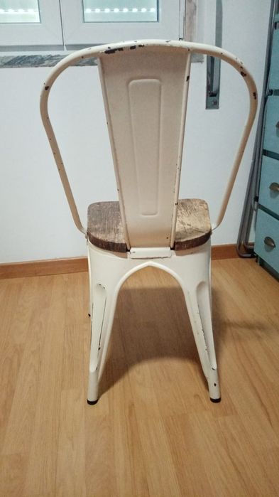 Cadeira de metal e madeira