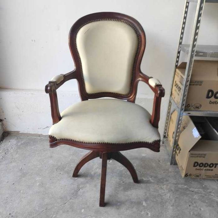 Cadeira clássica giratória