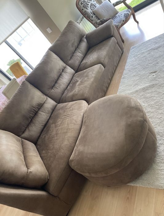 Sofá castanho com chaise longue