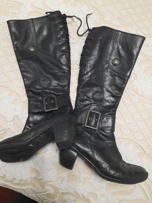 Botas em pele pretas de cano alto, marca Pataugas
