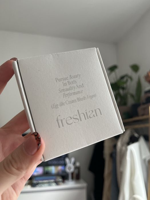 kremowy róż 01 fuzzy Freshian Egg-like Cream Blush 6.5g