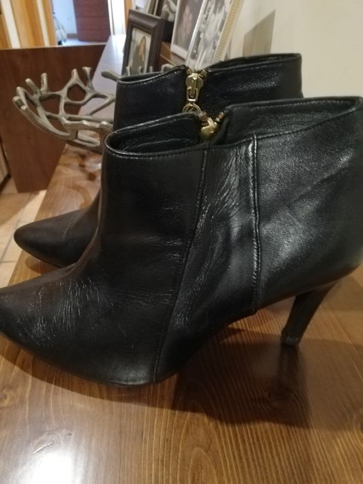 Botins pretos em pele novos.