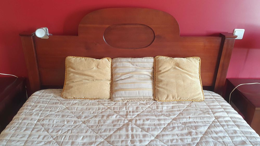 Cama de casal em cerejeira