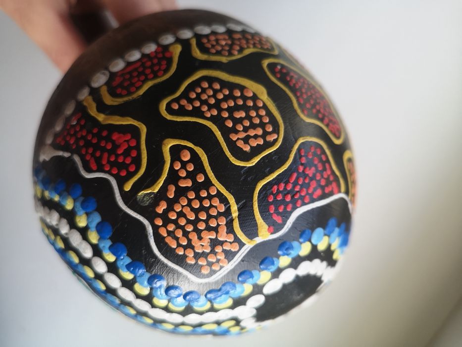 Музичні інструменти бубен, маракас розпичсний