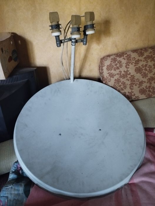 Супутникова антена тарілка з тюнером