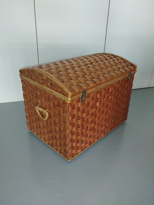 Arca de madeira, forrada a tecido em bom estado