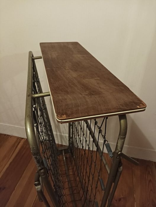 Cama antiga em metal desdobrável