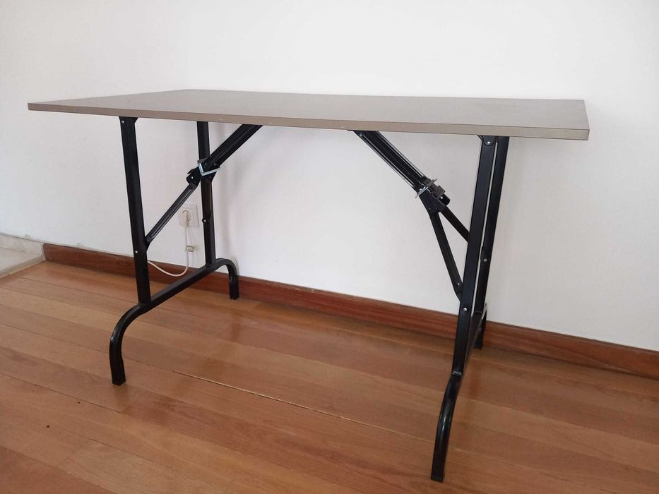 Vendo Secretária, em excelente estado de conservação.