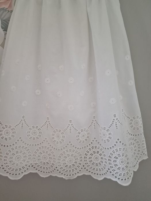 Sukiena letnia biala na szelkach roz 116cm