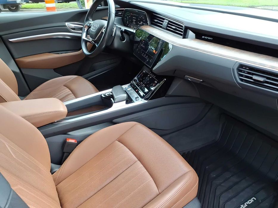 Audi e-tron      2019