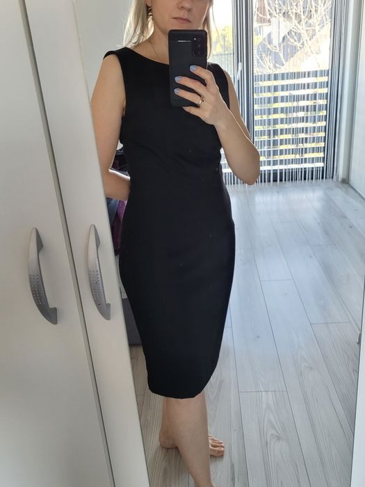 Czarna klasyczna sukienka bez rękawów