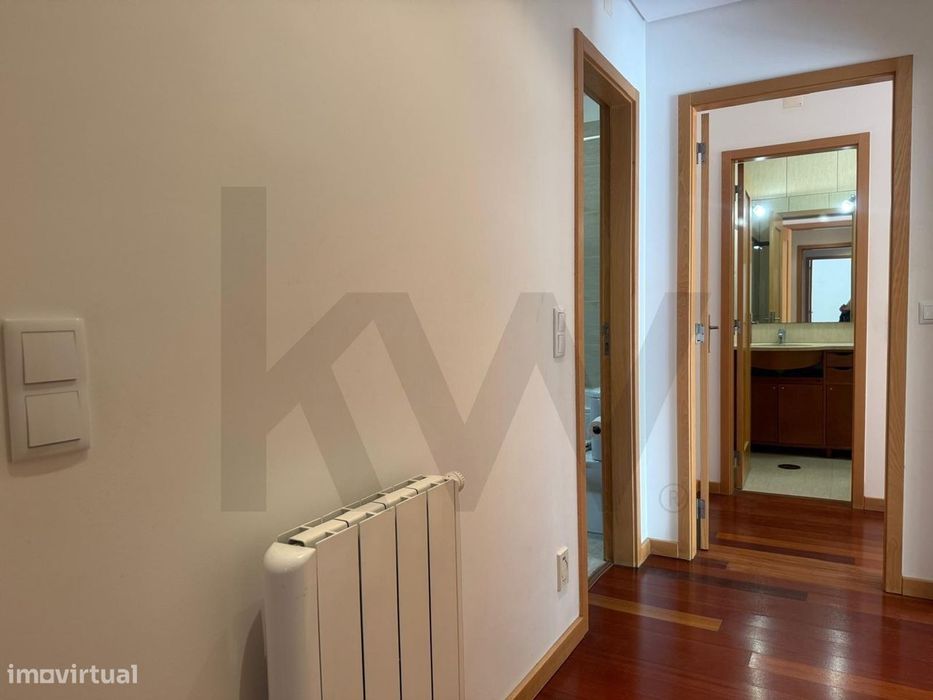 Apartamento T2 com Garagem – Vale das Flores | Excelente Exposição Sol