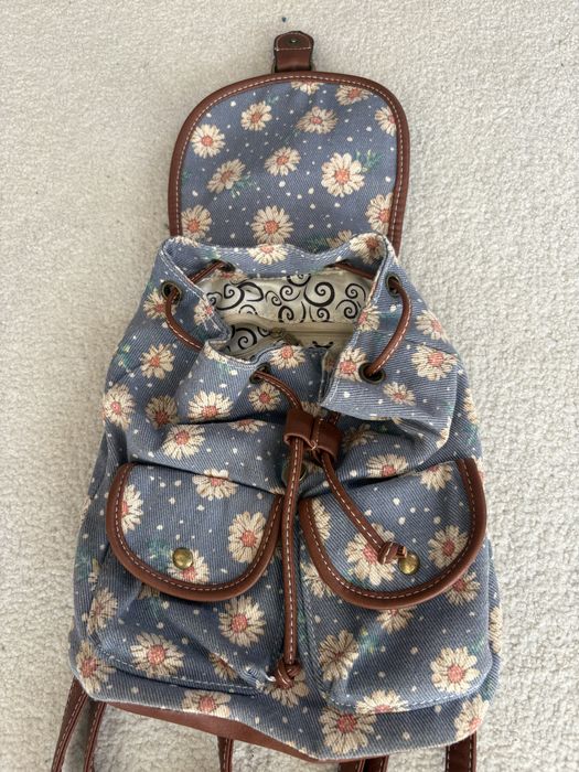 mochila azul flores