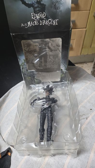 Figura eduardo maos de tesoura