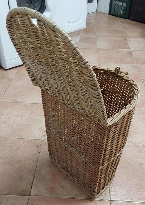 CESTO BONITO EM VERGA,COM TAMPA.Casa,Quarto,Sala,Garagem.,Wc,Cozinha.
