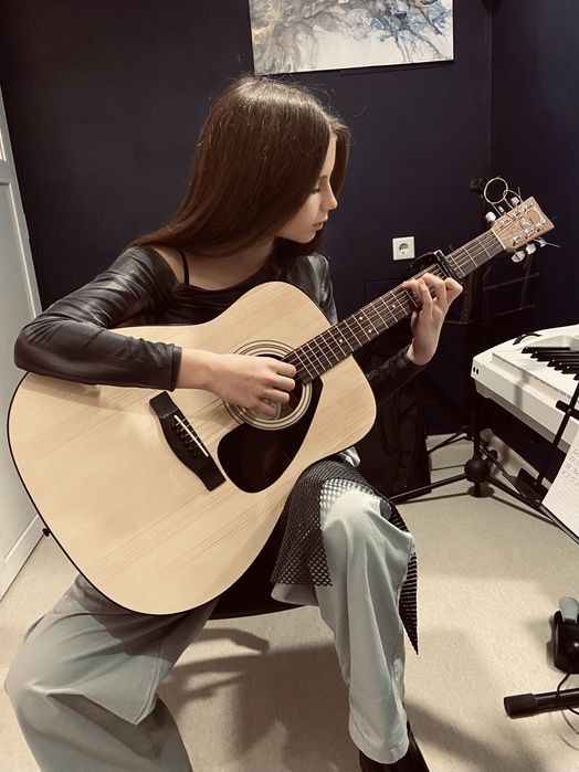 Навчу грати на єлектрогітарі,акустиці,укулеле