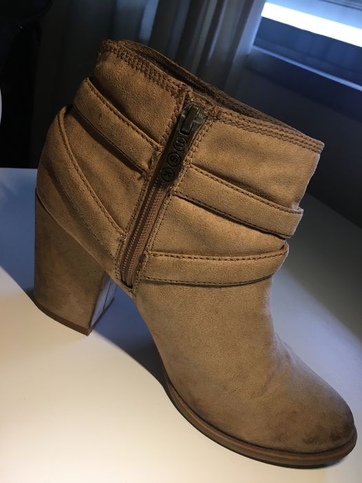 Botins camurça cor beije da Bershka