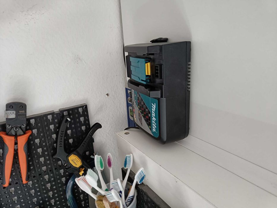 Настінне кріплення для зарядного пристрою Makita DC18RC / DC18RD