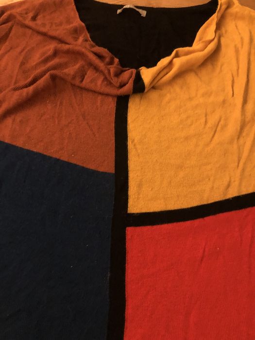 Camisola de varias cores a frente, atrás lisa , gola caida