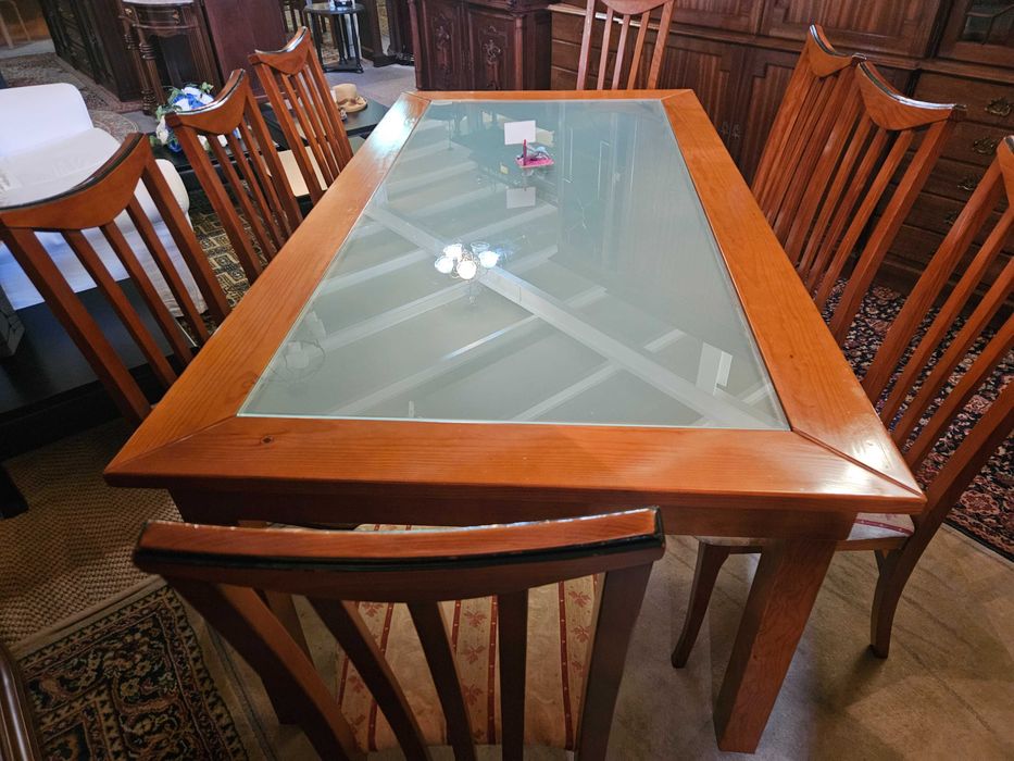 Mesa em madeira com tampo em vidro - Algumas marcas de uso -