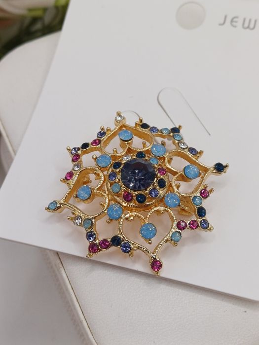 Ażurowa delikatna broszka