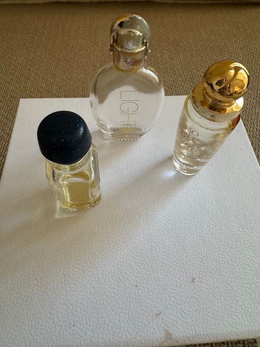 Conjunto de miniaturas de frascos de perfume vazias