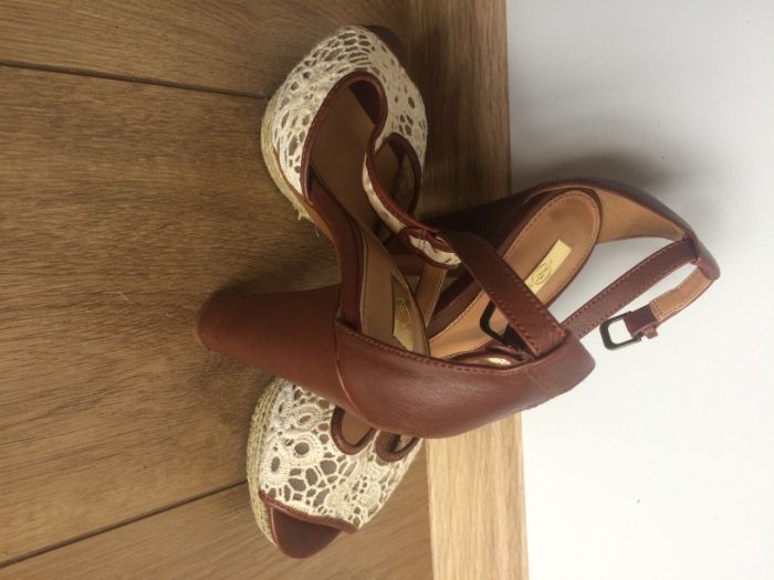 Stradivarius, śliczne buty na obcasie z koronką, rozm. 36