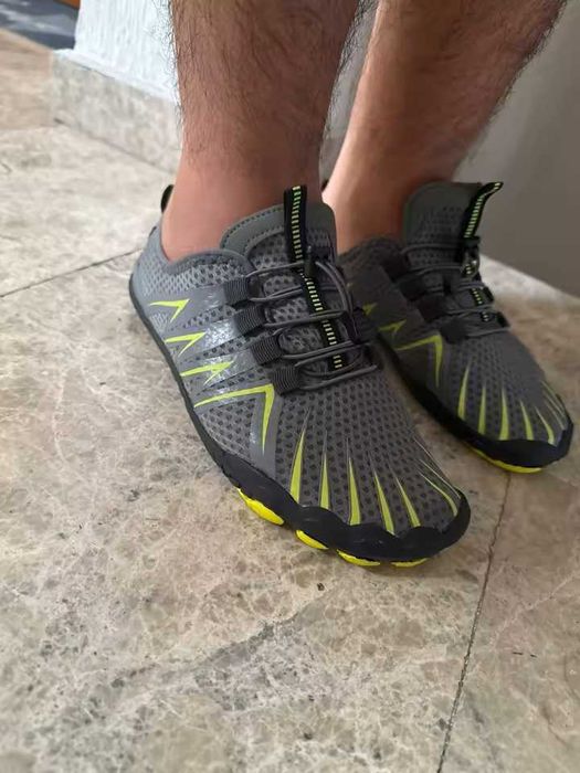 Szybkoschnące buty około wodne