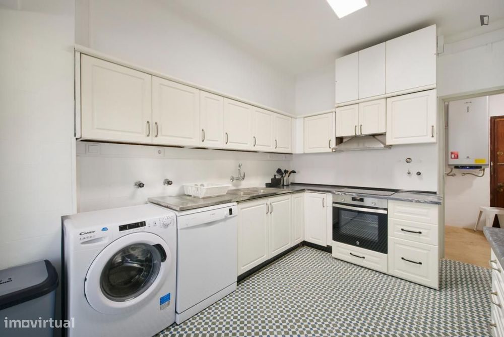 Quarto - localizado em Arroios Lisbon