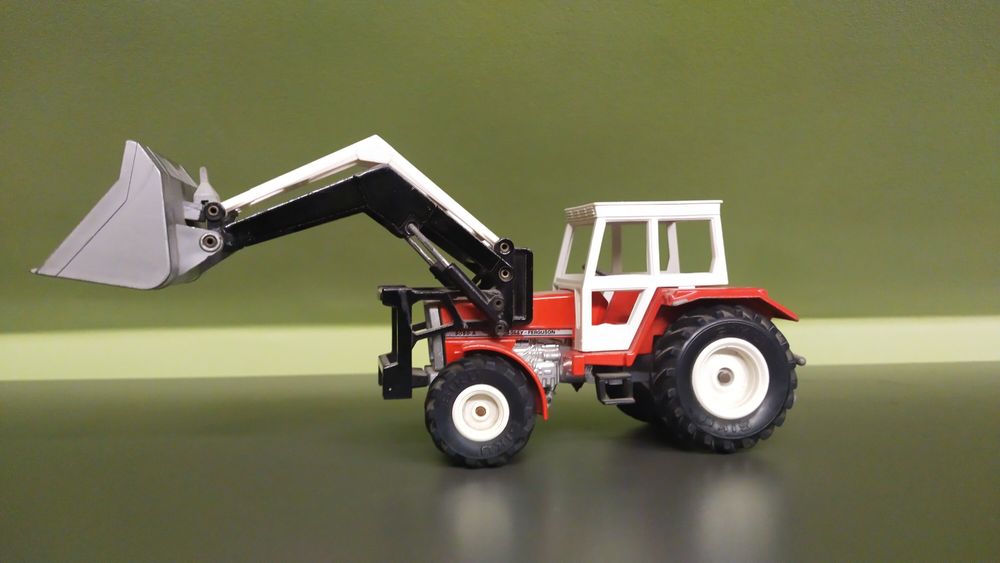 Siku traktor  z ładowaczem Massey Ferguson 1 32