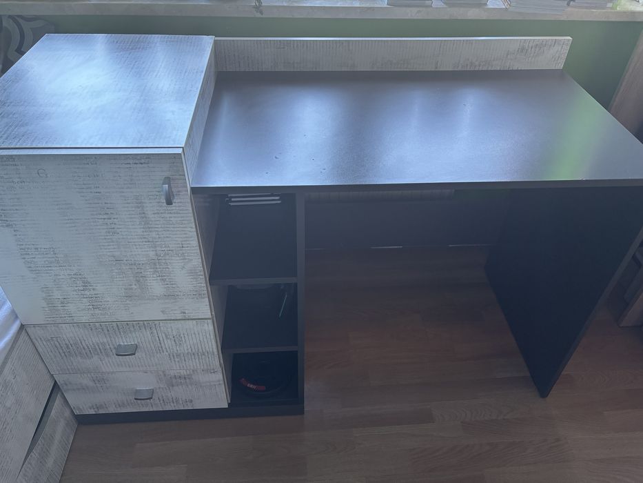 Solidne biurko z półkami i szufladami