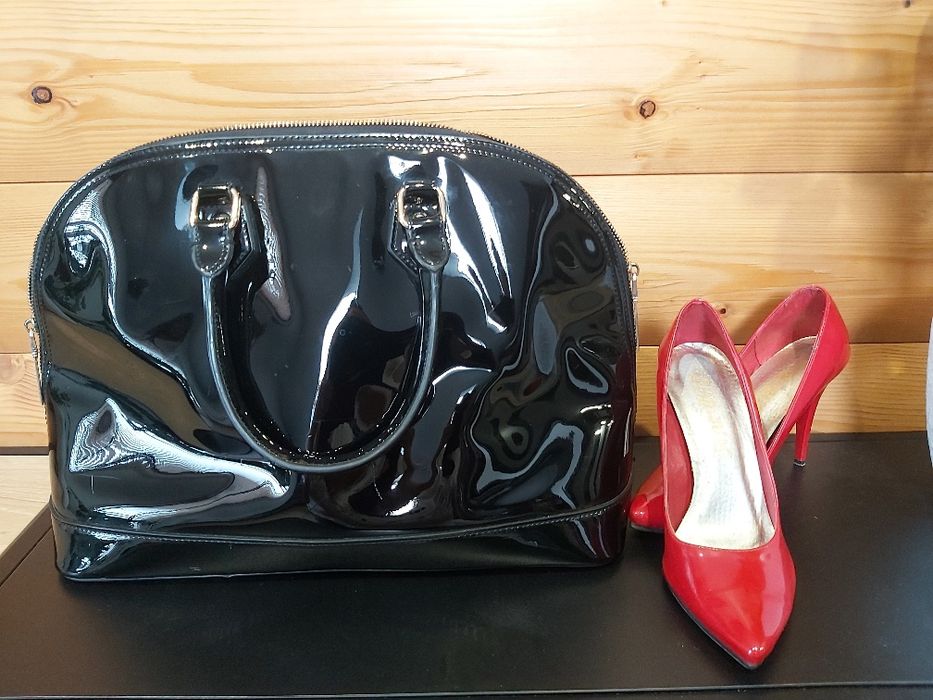 Sprzedam torebkę czarną lakierowaną
