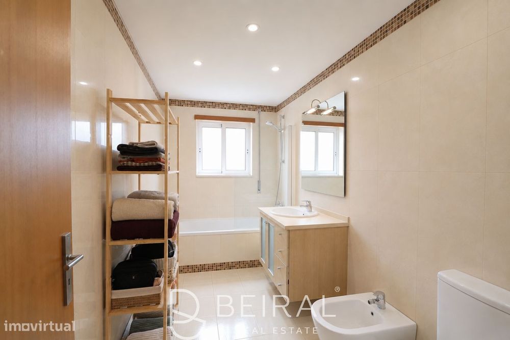 Apartamento T2 às portas de Lisboa, com varanda, vista e estacionamen