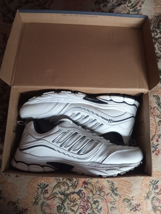 Продаються чоловічі шкіряні кросівки BONA.