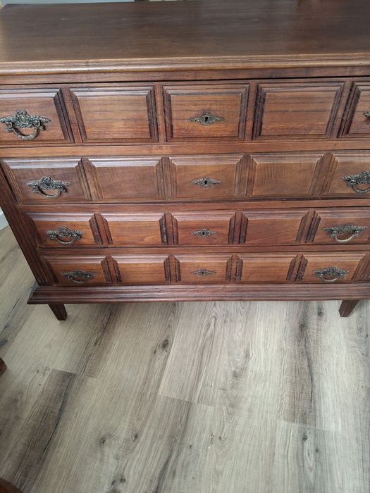 Belíssima cómoda em carvalho