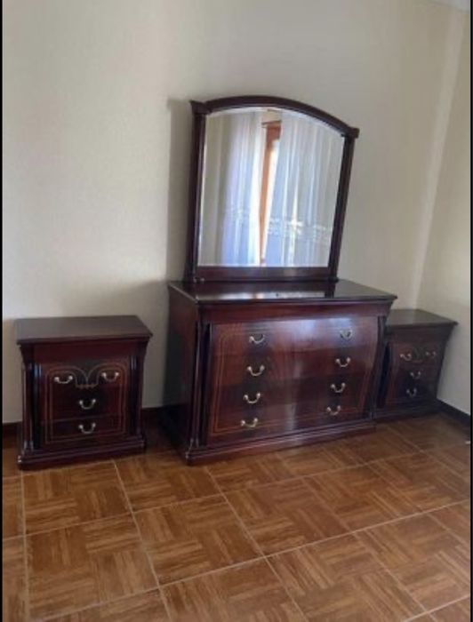 Mesa de cabeceira vintage em bom estado