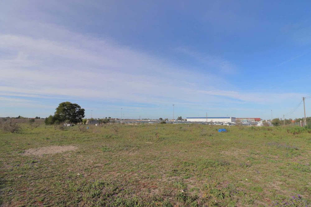 Terreno com 15.000 m2 em zona industrial, Palmela.