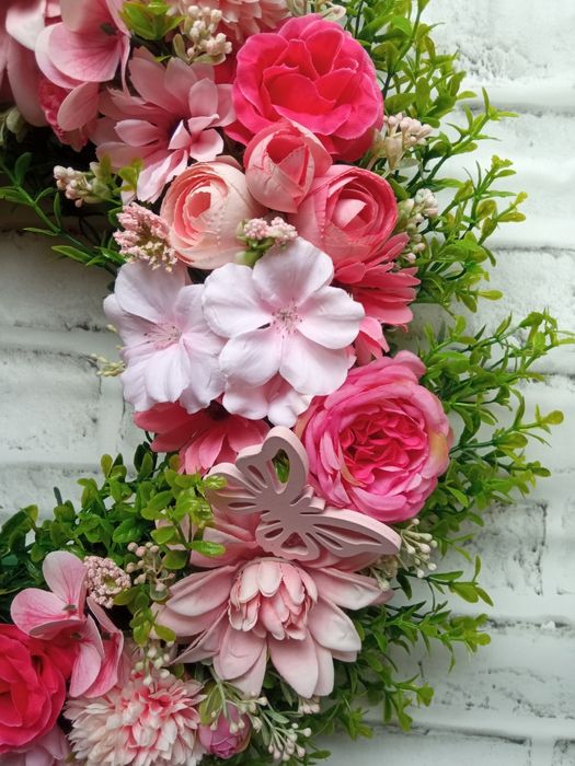 Dekoracyjny wianek na drzwi z motylkami