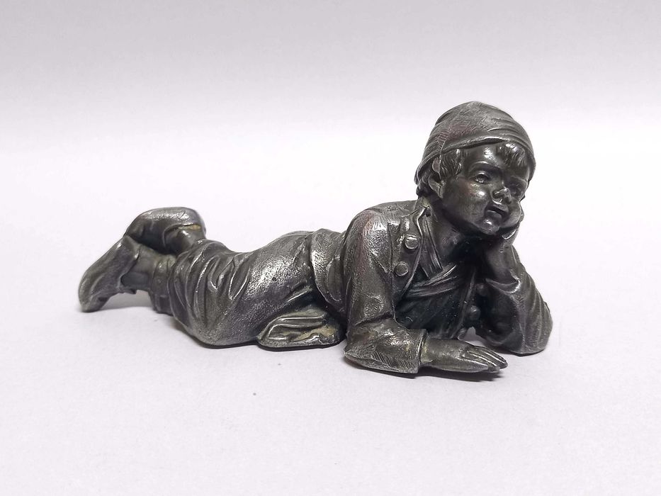 Miniaturowa figurka "Leżący chłopiec", cyna srebrzona, Bracia Klotz, Warszawa