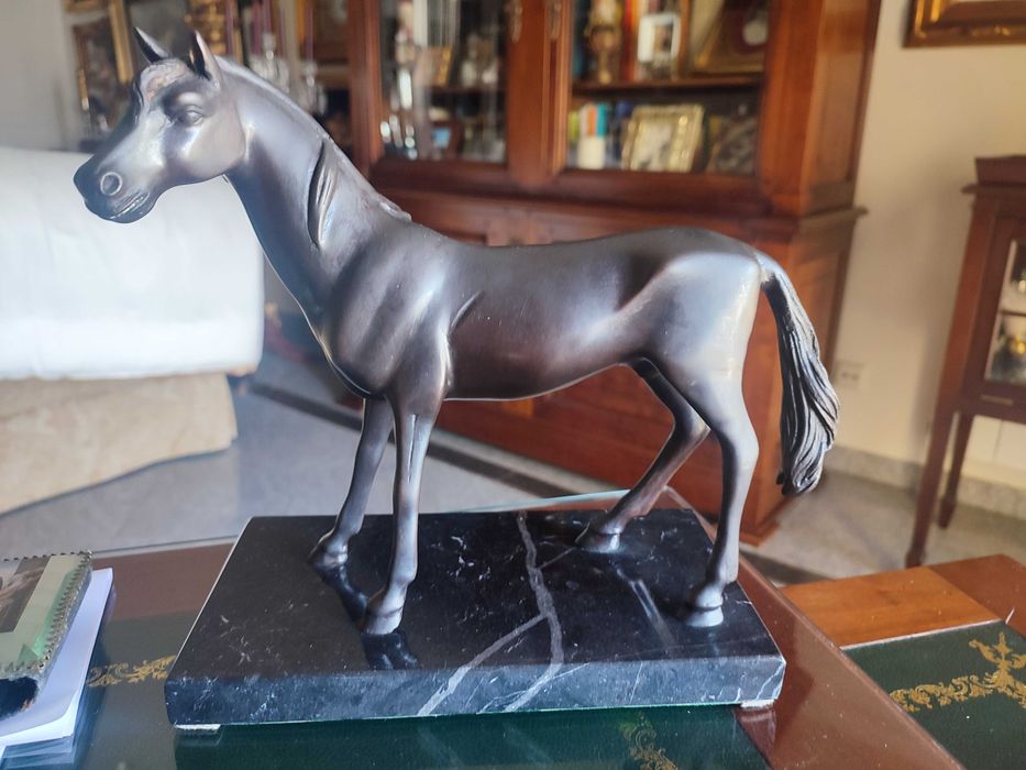 Cavalo peça de escultura base em mármore preto