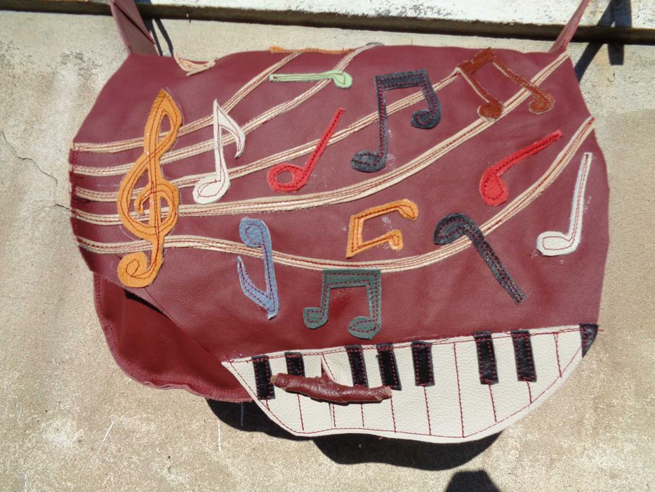 Artystyczna torebka skórzana z nutami.  Handmade