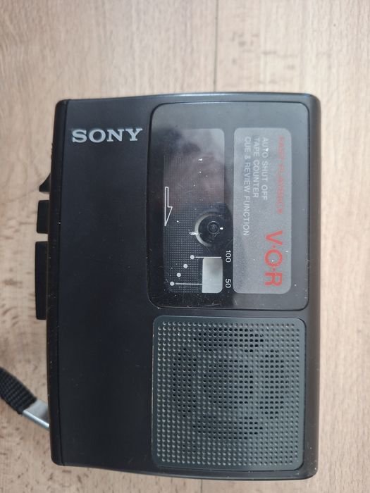 Sony, model TCM-S66V.