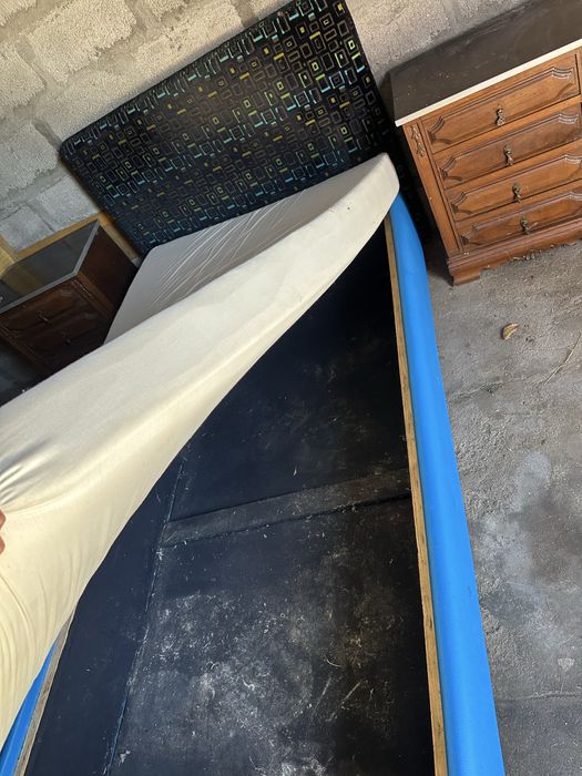 Cama compelta com mesinhas de cabeceira
