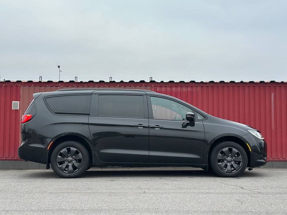 Chrysler Pacifica 2019 року, 3.6 гібрид, автомат, передній привід,233т