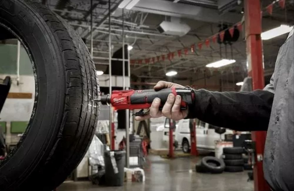 Акумуляторна пряма шліфмашинка Milwaukee 2409-20 M12 FUEL™
