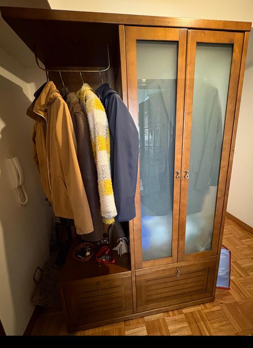 Sofá chaise longo azul escuro.