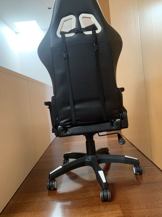 Cadeira gamer preta e branca