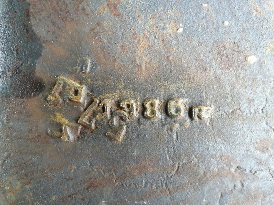 Zlewozmywak dwukomorowy żeliwny z 1986 roku.