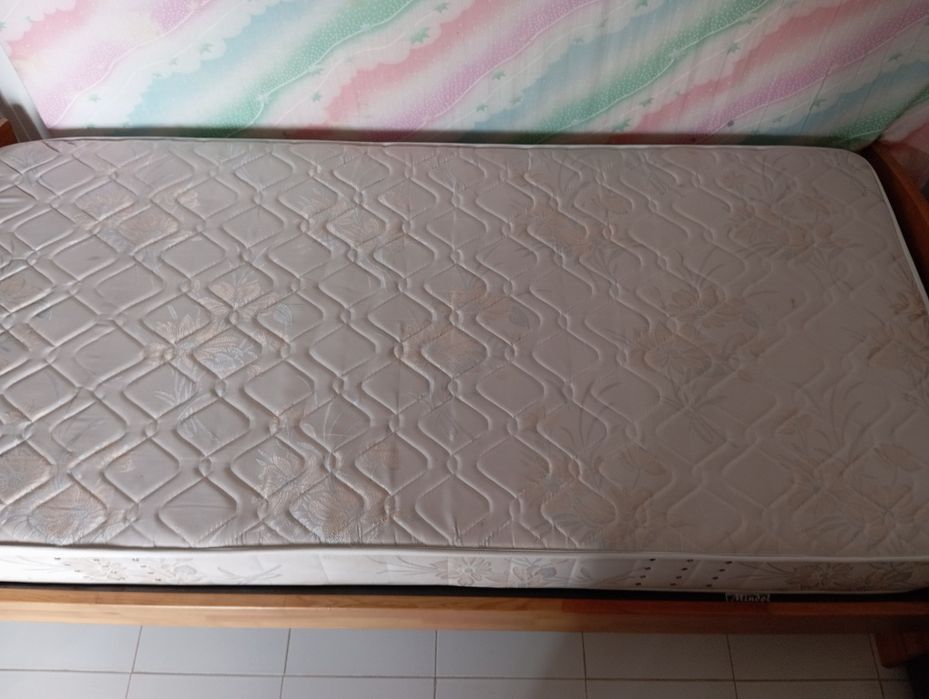 Cama de solteiro com colchão