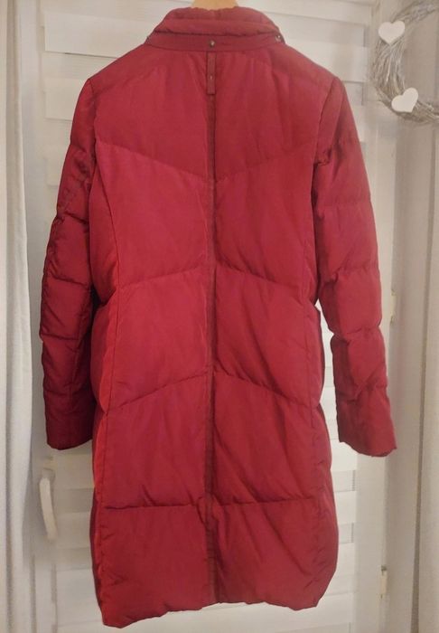 Ciepły, puchowy, bordowy plaszcz